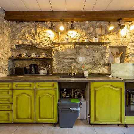 בית נופש House Stone With Jacuzzi Bajcici