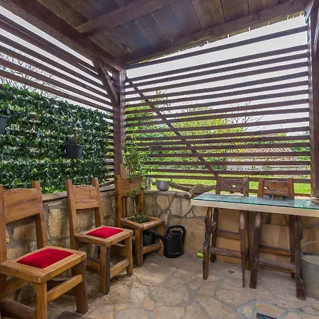 בית נופש House Stone With Jacuzzi Bajcici