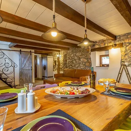בית נופש House Stone With Jacuzzi *