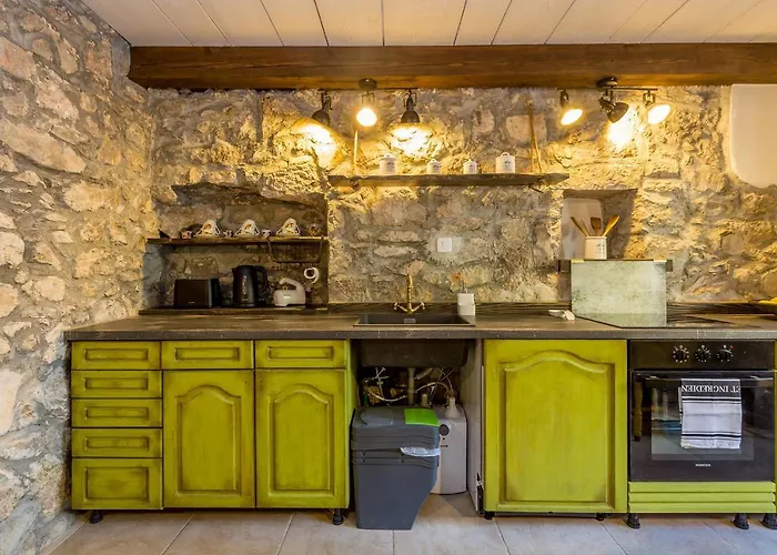 Сasa de vacaciones House Stone With Jacuzzi Bajcici