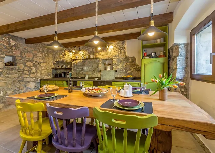 House Stone With Jacuzzi Сasa de vacaciones *