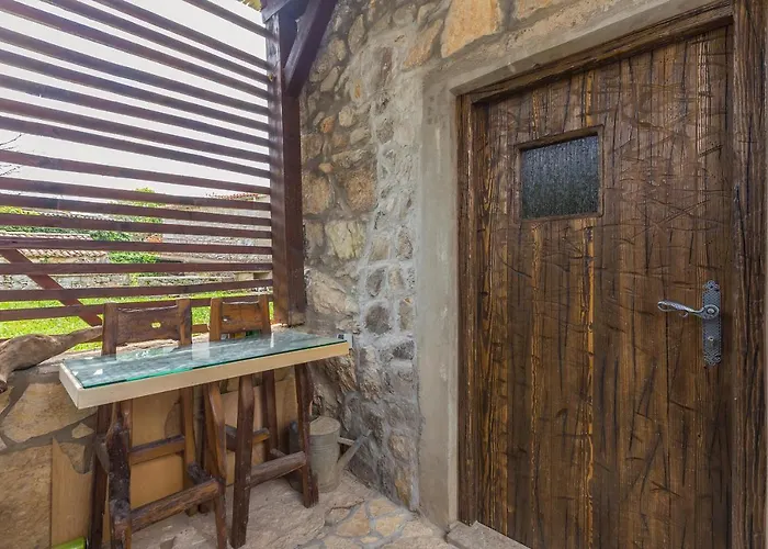 House Stone With Jacuzzi Сasa de vacaciones *