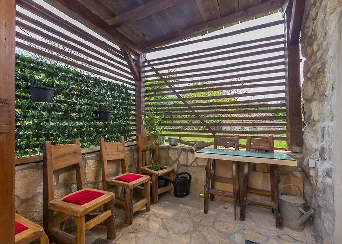 Сasa de vacaciones House Stone With Jacuzzi Bajcici