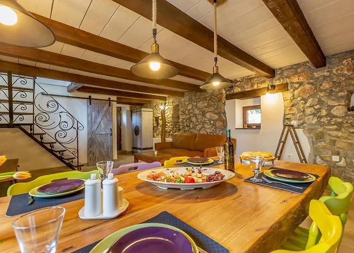 Holiday home House Stone With Jacuzzi *