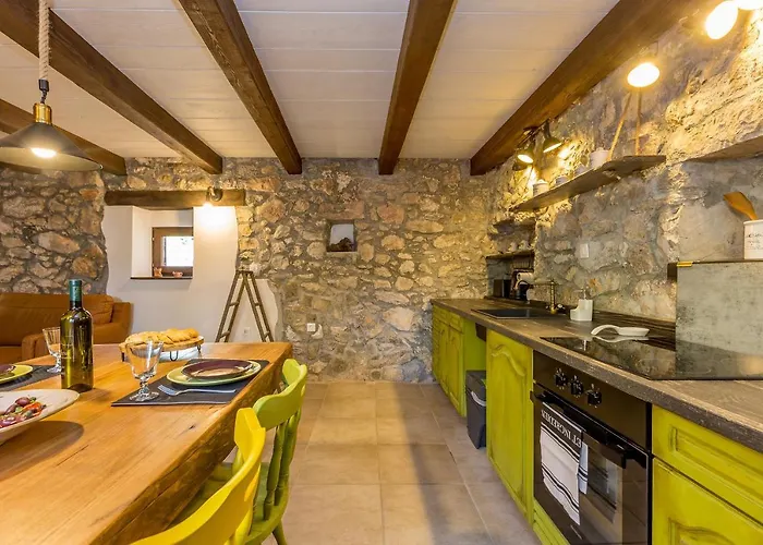 House Stone With Jacuzzi Сasa de vacaciones Bajcici