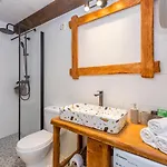Σπίτι διακοπών House Stone With Jacuzzi *