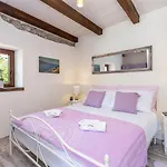 Σπίτι διακοπών House Stone With Jacuzzi